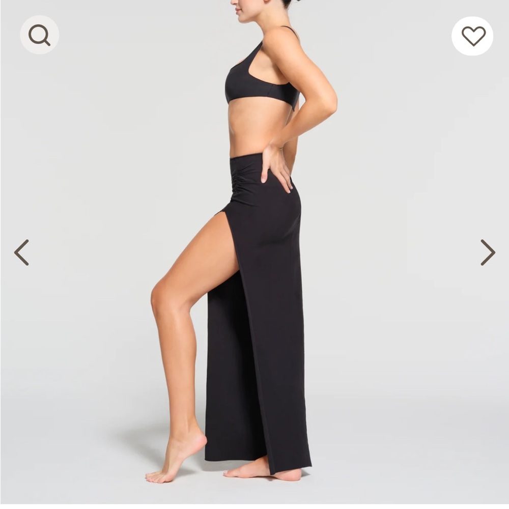 SKIMS NWT raw edge skirt